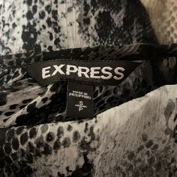 Express Oversized Snake Skin Pattern Blouse - Picture 5 of 6